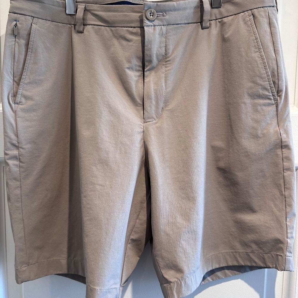Vineyard Vines On the Go Shorts Khaki Size 35 with 9” inseam - Picture 2 of 2